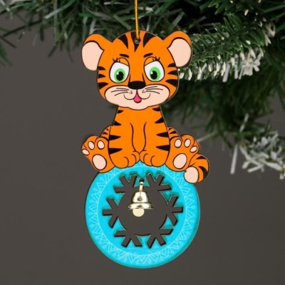 Подвеска с колокольчиком "Тигренок со снежинкой", дерево 7068282- купить в магазине Кассандра, фото, 6900070682820, 
